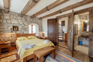 Postel nebo postele na pokoji v ubytování Beachfront Orahovac