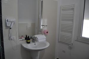 A bathroom at Kodra e Godenve