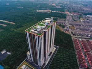 eine Draufsicht auf ein hohes Gebäude mit Wohnungen auf dem Dach in der Unterkunft The Ximplicity @ Venus Residence Sitiawan Manjung in Sitiawan