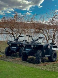 ein atv in einem Feld neben Bäumen geparkt in der Unterkunft Садиба на Кодимі 