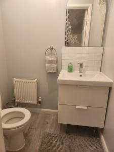 Bathroom sa Meadow View- Perfect for Long Stays