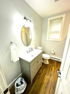 uma casa de banho com um lavatório, um WC e um espelho. em Cozy unit King bed & laundry em Wilmington
