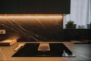 una cucina con piano in marmo e coltello di Sea Glow - Luxury Apartment a Bisceglie