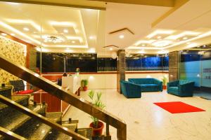 Keerthis Royal Suites - Near International Airport Terminal 1 and 2的休息区