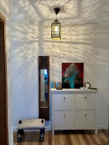 a dressing room with a mirror and a dresser at Casa Tela Marinera in El Cotillo