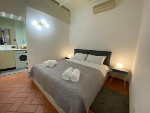 1 dormitorio con 1 cama con 2 toallas en Antica corte Navigli-Darsena en Milán