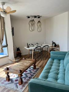 a living room with a blue couch and a table at Casa Tela Marinera in Cotillo