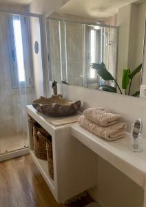 a bathroom with a sink and a mirror at Casa Tela Marinera in Cotillo