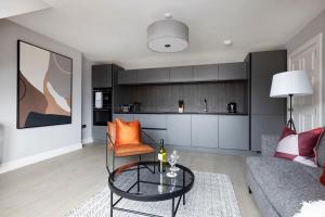 un soggiorno con divano e tavolo di Dragon Suites - City Centre Castle View 1 Bed Apartment a Edimburgo