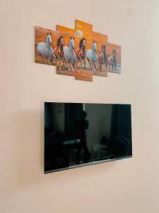 Ściana z czterema zdjęciami koni w obiekcie NEO VILLAS By GOAROUND HOMES - Vagator w mieście Vagator