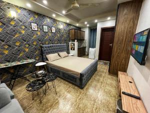 ein Schlafzimmer mit einem Bett in einem Zimmer in der Unterkunft Danny Luxe Apartments in Islamabad