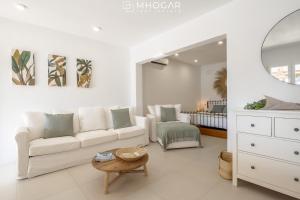 CASA LA MOTUCA - Calpe COSTA BLANCA في كاليبي: غرفة معيشة بيضاء مع أريكة وطاولة