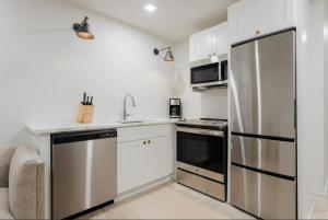 una cocina con refrigerador de acero inoxidable en La Luz, en San Antonio