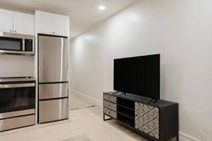 cocina con TV de pantalla plana en un soporte en La Luz, en San Antonio 50 fotos más