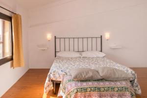 Un dormitorio con una cama grande con dos almohadas. en il Nazareno - Tasso Sud, en Cecina