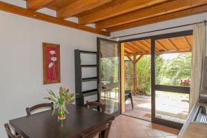 comedor con mesa y puerta de cristal en il Nazareno - Tasso Sud, en Cecina