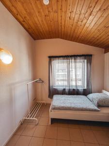 um quarto com uma cama e uma janela em Pinova em Karlsruhe