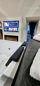 Schlafzimmer mit einem TV auf einem Boot in der Unterkunft Black Romance in Yville-sur-Seine