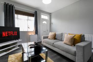 Кът за сядане в Luxury 3BR House - Free Parking and Stunning Garden!