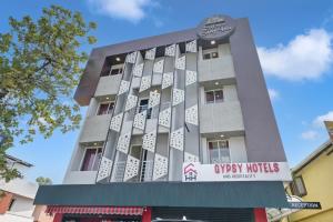 um edifício com um sinal em cima em GYPSY HOTEL CUSAT em Cochin