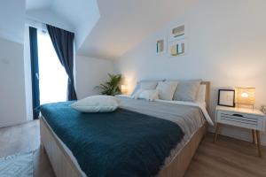 1 dormitorio con 1 cama grande con manta azul en Villa Villa Solis - luxury with pool, en Dicmo