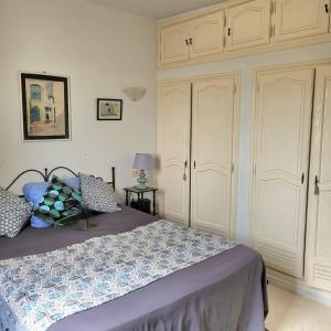 sypialnia z łóżkiem i białymi szafkami w obiekcie Djerba chambres d'hôtes w mieście Houmt Souk