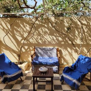 豪邁特蘇格的住宿－Djerba chambres d'hôtes，帐篷配有两把椅子、一张桌子和一张桌子