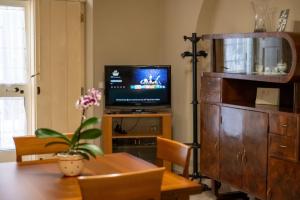 TV a/nebo společenská místnost v ubytování Casa Luca - Siti storici e ottima cucina locale