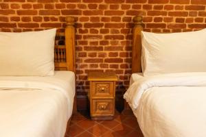 Letto o letti in una camera di Manju Baha Hotel School