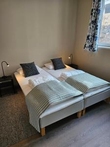 dos camas sentadas una al lado de la otra en una habitación en Apartment Isfjordsveien en Åndalsnes