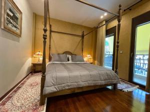 sypialnia z łóżkiem z baldachimem w pokoju w obiekcie Mikpritja Korce 1 w mieście Korcza