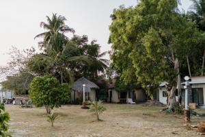ein Haus mit einem Garten mit Bäumen und einem Gebäude in der Unterkunft Soukaina Beach Bungalow in Ko Phangan