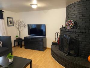 uma sala de estar com um sofá e uma televisão de ecrã plano em Quetzal House em Tijuana