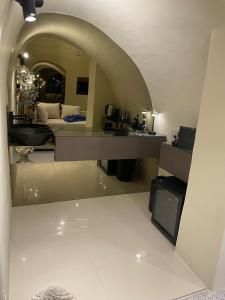 - un salon avec une voûte au milieu d'une pièce dans l'établissement HP Luxury Suite Taormina, à Taormine