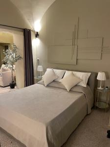 - une chambre avec un grand lit et des oreillers blancs dans l'établissement HP Luxury Suite Taormina, à Taormine