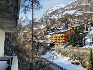 Cosy Modern Apartment with balcony and Matterhorn View v zimě