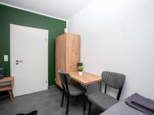 a room with a table and chairs and a door at SR24 - Space in Oer-Erkenschwick in Oer-Erkenschwick