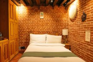 Letto o letti in una camera di Manju Baha Hotel School