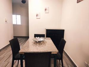 a dining room with a table and chairs at اجنحة الصفوة in Jeddah