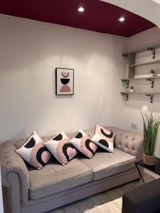 sala de estar con sofá y almohadas en May Disc - Long Stay - Contractors en Mangotsfield