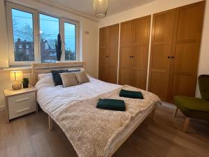1 dormitorio con 1 cama grande y 2 almohadas en May Disc - Long Stay - Contractors en Mangotsfield