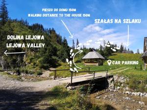 une carte d'une montagne avec un banc dans un champ dans l'établissement Szałas na szlaku, à Witów