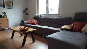 sala de estar con sofá y mesa de centro en Ferienwohnung 'Frühauf' im Südharz OT Uftrungen, 
