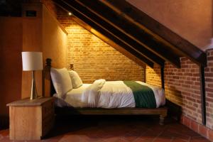 Letto o letti in una camera di Manju Baha Hotel School