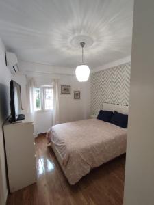 1 dormitorio con cama, TV y techo en piso reformado 3 habitaciones, en Sevilla