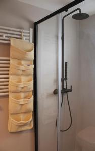 een handdoekenrek in een badkamer met een douche bij Casa Vittoria Martina Franca in Martina Franca