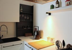 een keuken met een aanrecht en een koffiezetapparaat bij Casa Vittoria Martina Franca in Martina Franca