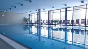 una piscina con sillas en un edificio en Heart and Soul Apartment, en Budapest