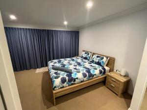 Tempat tidur dalam kamar di Moana Seaside Retreat