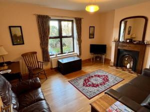 sala de estar con sofá y chimenea en Honeycomb House Apartments, en Hunstanton